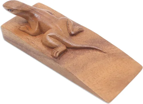 Vista 3 de NOVICA Tope de puerta de lagarto de madera de Suar tallado a mano marrón, 'Handy Gecko In Brown