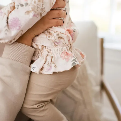 Vista 4 de Burt's Bees Baby - Conjunto de camiseta de manga larga y pantalón para niña, 100% algodón orgánico