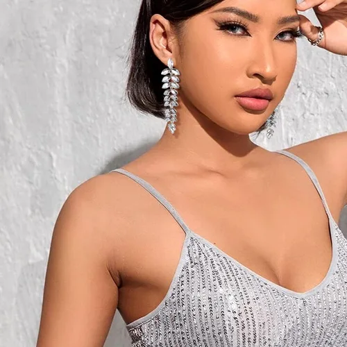 Vista 2 de KELMALL Aretes largos de cristal para mujer, aretes colgantes de hoja de diamantes de imitación