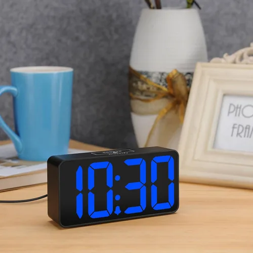 Vista 5 de DreamSky - Reloj despertador digital pequeño para dormitorio con números grandes Electric Bedside Desk Clock with USB Charging Port, Brightness