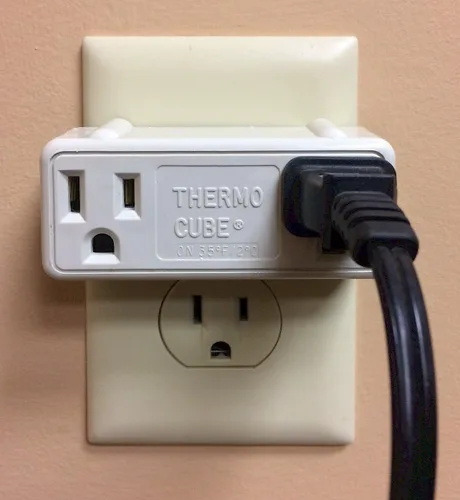 Vista 2 de Thermo Cube Modelo TC-3: Toma de corriente controlada termostáticamente - encendido a 35 grados/apagado a 45 grados