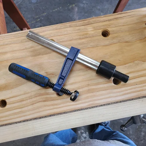 Vista 7 de Taytools 388091 Abrazadera vertical de ajuste rápido para superficie de banco de trabajo, sostenimiento, se adapta a agujeros de perro de 3/4