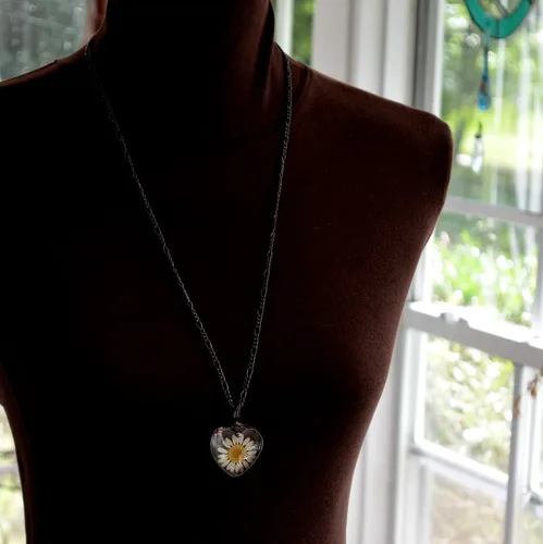 Vista 2 de Real Pressed Flower Daisy Heart Necklace for Women, Wildflower Pendant, Truly Handmade Terrarium Jewelry, Glass Jewelry, Artisan Designed and Hand
