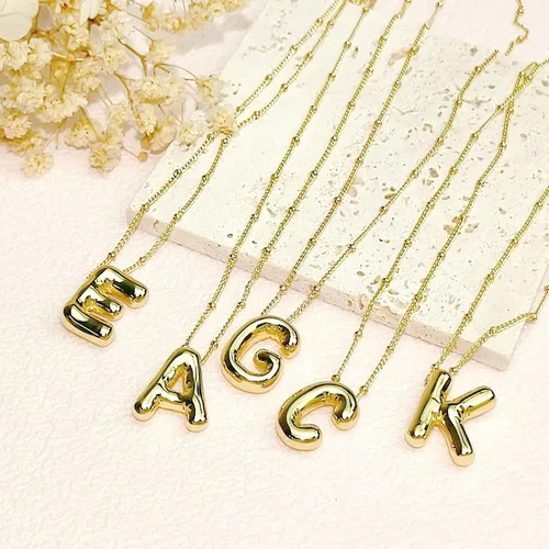 Vista 4 de Qyalie Collar de letras de burbujas, collares con inicial de globo para mujeres y niñas, delicado dije del alfabeto, chapado en oro de 14 quilates