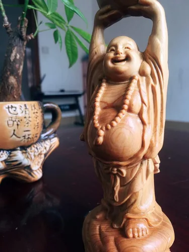 Vista 5 de Estatua de madera maciza de Feng Shui de Buda riendo sosteniendo lingote, figuras chinas de Buda feliz, riqueza suerte, decoración de oficina