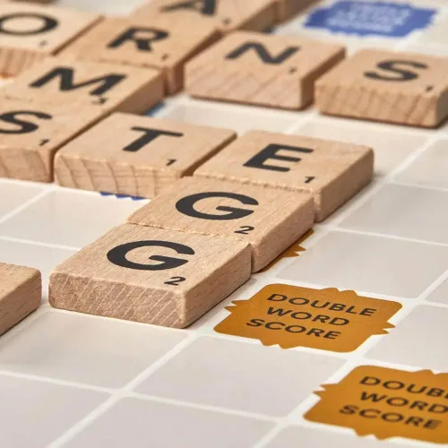 Vista 5 de Hasbro Gaming Juego de mesa Scrabble, juegos clásicos de palabras para niños de 8 años en adelante, divertido juego familiar para 2 a 4 jugadores