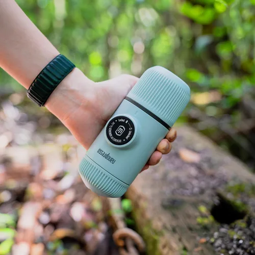 Vista 6 de WACACO Nanopresso Cafetera de Espresso Portátil con Funda, Mini Cafetera de Viaje, Perfecta para Camping, Viajes y Oficina (Elements Arctic Blue)