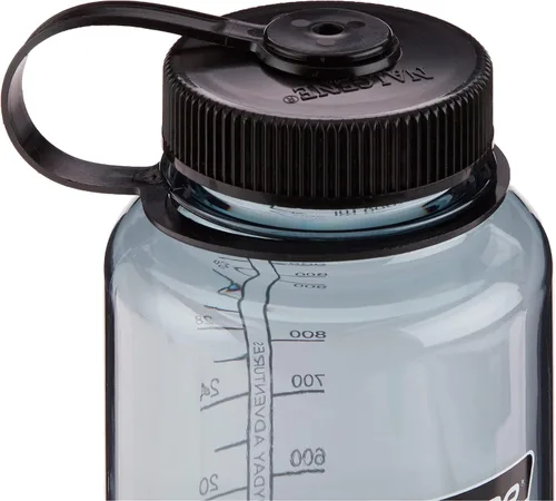 Vista 3 de Nalgene Sustain Tritan - Botella de agua sin BPA, 32 onzas, boca ancha, gris con tapa negra y botella de agua Sustain Tritan sin BPA fabricada