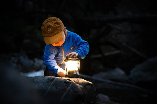Vista 5 de Lighthouse 600 - Luz ajustable multifuncional perfecta para acampar, eventos al aire libre o uso de emergencia, 600 lúmenes, carga USB de teléfonos