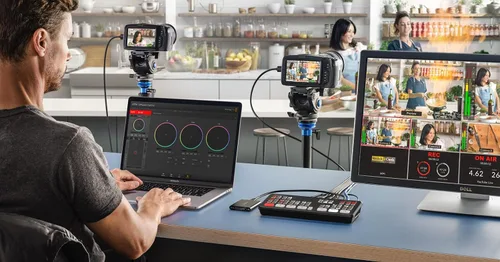 Vista 5 de Blackmagic Design ATEM Mini Extreme - Paquete de conmutador de transmisión en vivo HDMI con cable HDMI de 6 pies, cable Cat5e de 7 pies y paquete