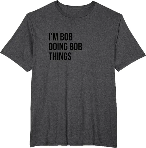 Vista 58 de Camiseta con texto en inglés "I'm Bob Doing Bob Things" Asfalto