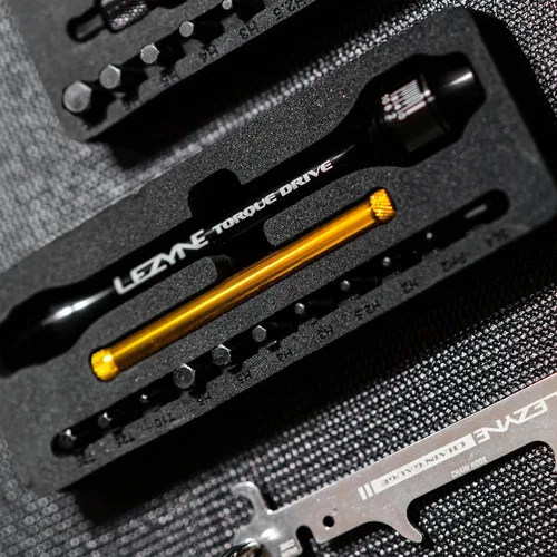 Vista 7 de LEZYNE Multiherramienta para bicicleta de accionamiento de torque, aluminio mecanizado CNC, sujeción magnética, 11 brocas intercambiables, cabezal