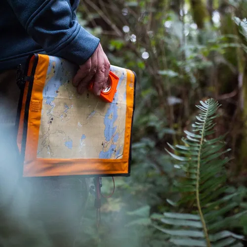 Vista 2 de AquaQuest Trail Map - Funda 100% impermeable para bolsa seca, protector de mapas, soporte para documentos al aire libre con ventana transparente