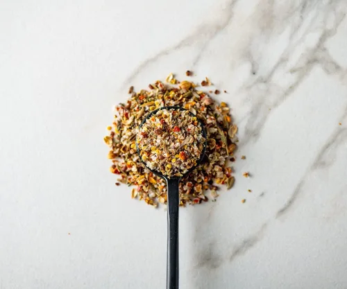 Vista 2 de Savory Spice The Q Steak Rub - Condimento para carne para asar Mezcla de especias de carne nueva mexicana (tarro medio - Neto: 2.1 onzas)