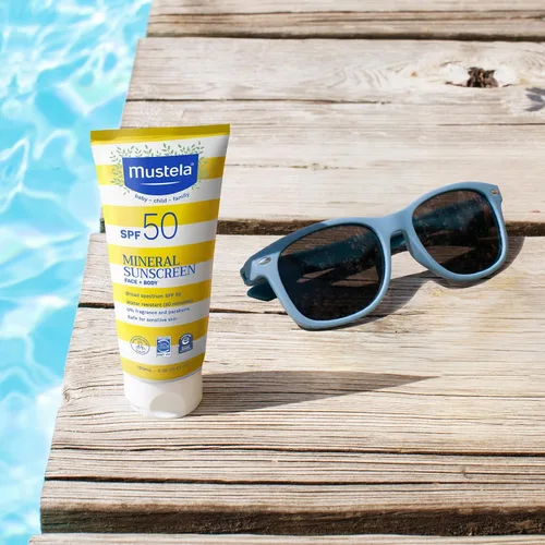 Vista 4 de Mustela Baby Mineral Sunscreen Lotion SPF 50 Loción solar de amplio espectro - Loción solar facial y corporal para pieles sensibles - Resistente al
