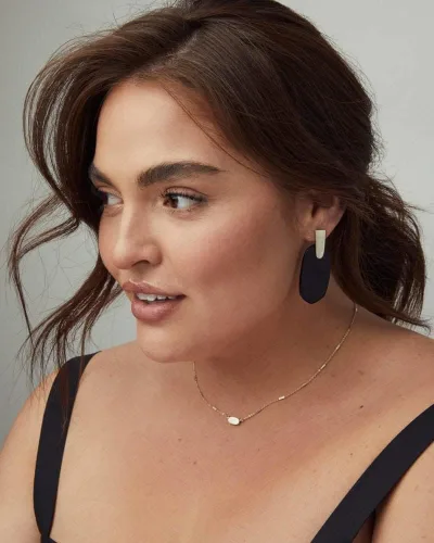 Vista 3 de Kendra Scott Fern Collar con dije para mujer