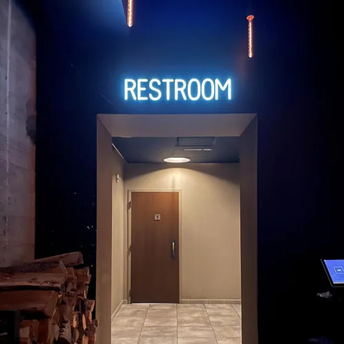 Vista 4 de SpellBrite Letrero de MEN para baños de negocios Letreros relacionados con el baño con aspecto de neón, luz LED azul 13.8 x 6.3 pulgadas