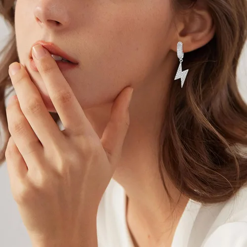 Vista 3 de Shcyee Aretes de relámpagos helados a la moda, hip hop, aretes de aro grueso con circonita cúbica para mujeres y hombres, regalo de joyería unisex