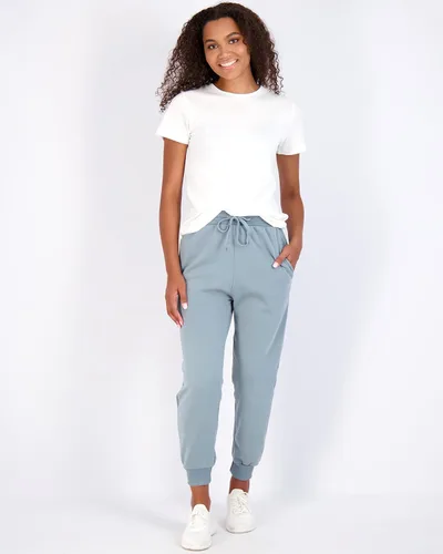 Vista 4 de Real Essentials Paquete de 3 pantalones deportivos de vellón de ajuste relajado para mujer estilo casual y deportivo disponible en tallas grandes