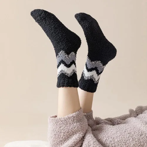Vista 3 de Nigeiyeme Calcetines peludos para mujer, calcetines de felpa acogedores, suaves, esponjosos, lindos, calcetines cálidos de invierno, calcetines