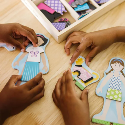 Vista 7 de Melissa & Doug Best Friends - Juego de Muñecas de Madera Magnéticas para Vestir de Juego de Simulación (78 piezas)