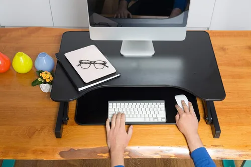 Vista 3 de Rocelco - Convertidor de escritorio para trabajar de pie con altura ajustable de 32 pulgadas - Bandeja retráctil deslizable - Elevador de monitor
