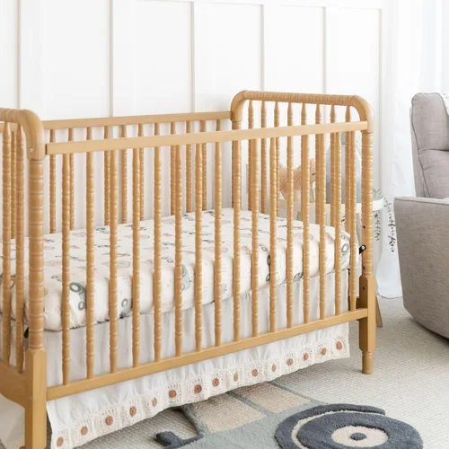 Vista 3 de Crane Baby Falda de cuna de ganchillo, falda de cama color crema para cunas, acento festoneado bohemio neutro para bebés niños y niñas, falda