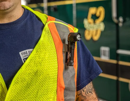 Vista 5 de Streamlight 88094 ProTac 90X 1,000 lúmenes, linterna táctica EDC compacta de ángulo recto multi-combustible con baterías no recargables y funda