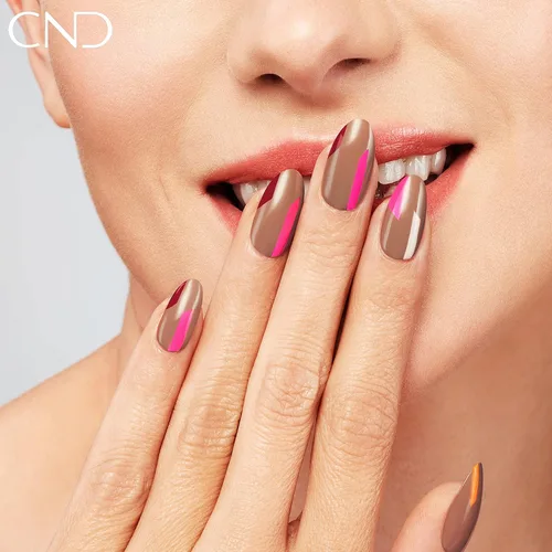 Vista 8 de CND Vinylux - Esmalte de uñas marrón de larga duración, color resistente al brillo y al astillado, 0.5 onzas líquidas Toffee Talk #428