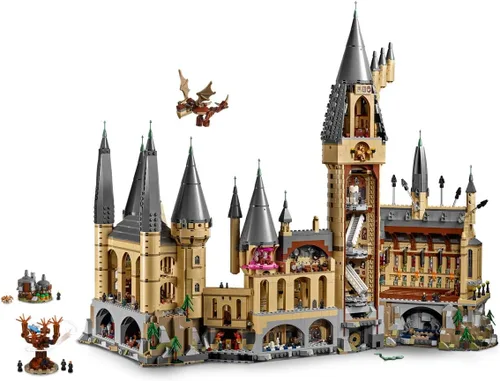 Vista 7 de LEGO Harry Potter Castillo de Hogwarts 71043 Set de Construcción - Kit de Modelo con Minifiguras, Incluye Varita, Barcos y Figura de Araña