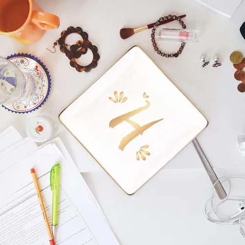 Vista 4 de Rarehaus Plato de anillo de cerámica plato de anillo personalizado y platos de baratija con inicial de oro para tu madre o mejor amiga 26 letras