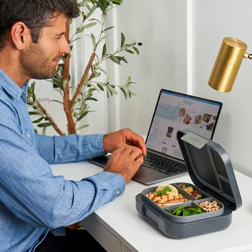 Vista 4 de Bentgo® Juego de lonchera moderna estilo Bento, con taza reutilizable (gris oscuro)