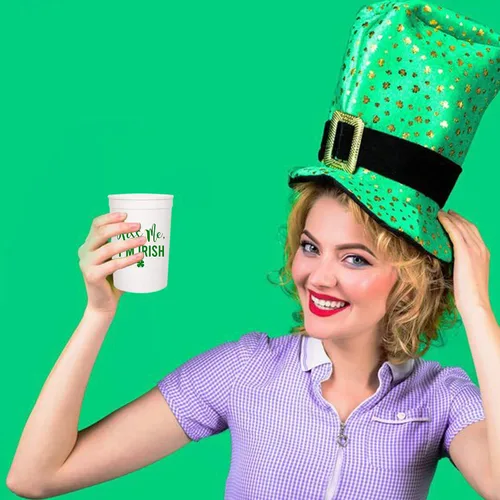 Vista 6 de Kiss Me I'm Irish - Juego de tazas de plástico para el día de San Patricio, 12-16 onzas para recuerdos de fiesta y decoraciones temáticas de trébol