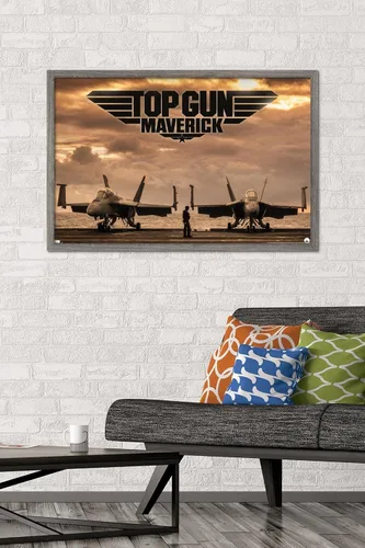 Vista 2 de Trends International Top Gun: Maverick - Póster de pared de cubierta, 22.375 x 34 pulgadas, versión enmarcada de madera de granero