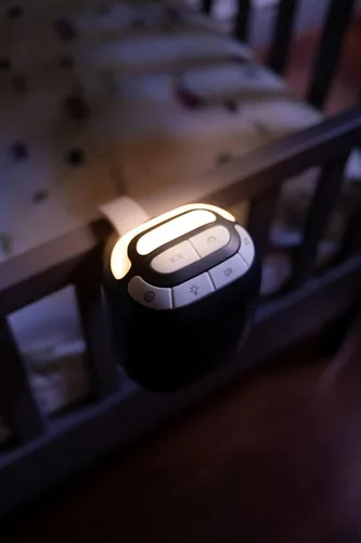 Vista 6 de Nuby Mecedora y máquina de sonido para bebés - Chupete portátil con 3 velocidades de vibración - USB-C recargable - Se fija a cochecitos y cunas