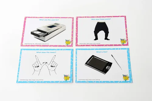 Vista 4 de Buffalo Games Hella 90's - Juego de Trivia de Cultura Pop Marrón