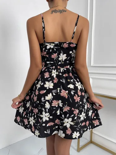 Vista 2 de SheIn Vestido corto de verano para mujer con estampado floral y cinturón