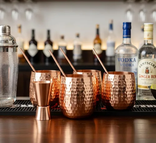 Vista 2 de eSplanade Moscow Mule - Juego de 4 tazas de cobre, 4 pajitas de cobre y un medidor de clavijas