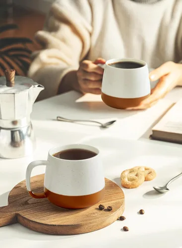Vista 4 de Teocera Juego de 4 tazas de café de cerámica de 12 oz con asas grandes para bebidas calientes o frías como café con leche, cacao, té o jugo Beige