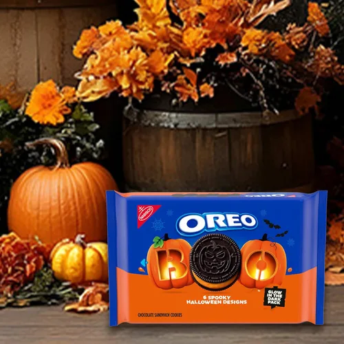 Vista 4 de OREO Galletas de Halloween de sándwich de chocolate con crema de naranja Edición limitada