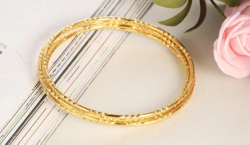 Vista 5 de Juego de 4 pulseras redondas de acero inoxidable con textura múltiple de tono dorado para mujeres y niñas Acero inoxidable