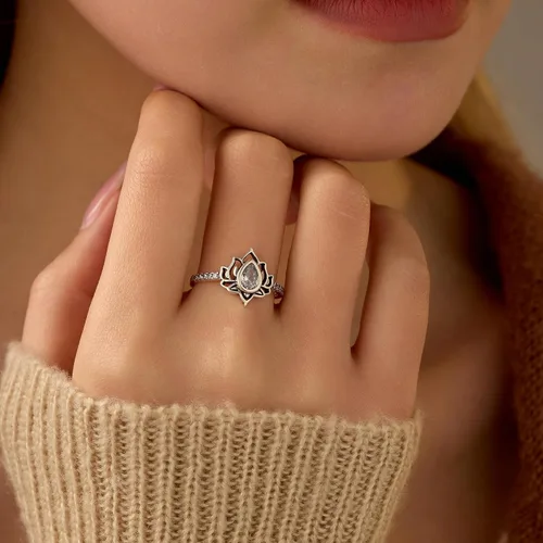 Vista 2 de LOVECOM Anillo de loto para mujeres, adolescentes y niñas, plata de ley 925, anillos de promesa de flor de loto, circonita cúbica, anillo inspirador