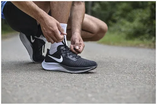 Vista 7 de NIKE RACE - Tenis de correr para hombre, negro, 9