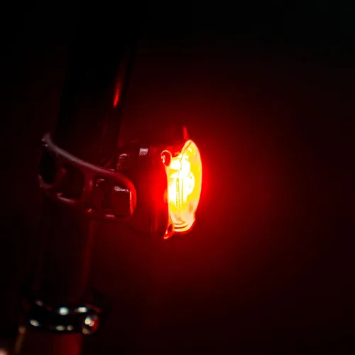 Vista 5 de LEZYNE Zecto Drive Max - Luz trasera LED impermeable IPX7 recargable por USB, con múltiples modos de sólido y flash, correa de montaje de goma