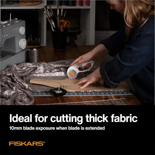 Vista 3 de Fiskars Cortador giratorio de 60 mm para tela con mango de bucle ergonómico y mango cómodo, cortador giratorio de titanio para materiales gruesos