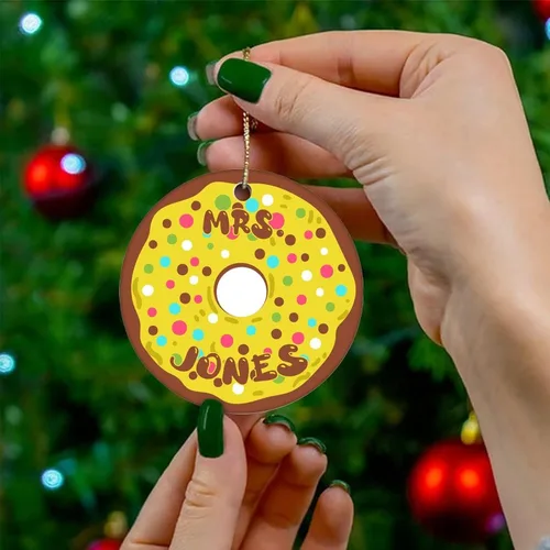 Vista 4 de Adorno de Navidad de cerámica impreso de dos caras con nombre en donas, novedoso para familiares, amigos, niños, divertidos colgantes de recuerdo