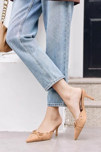 Vista 3 de Coutgo Zapatos de tacón de tacón puntiagudo con pajarita para mujer, con tachuelas, sin espalda, zapatos de tacón de aguja para vestir