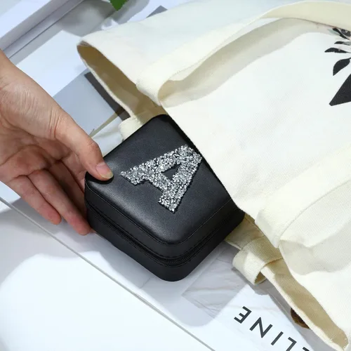 Vista 6 de Parima Joyero de viaje para niñas y mujeres, joyero con inicial D, caja organizadora de joyas pequeña, joyero de viaje para mujer, joyero de viaje