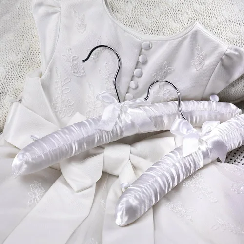 Vista 2 de HANGERWORLD Paquete de 3 perchas acolchadas de satén para niños pequeños, perchas acolchadas de 11.8 pulgadas, color blanco suave, para bebés, niños