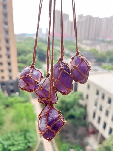 Vista 2 de AITELEI Collar con colgante de cristal de amatista natural crudo para curación de chakras de Reiki, piedra de tratamiento con cuerda tejida a mano
